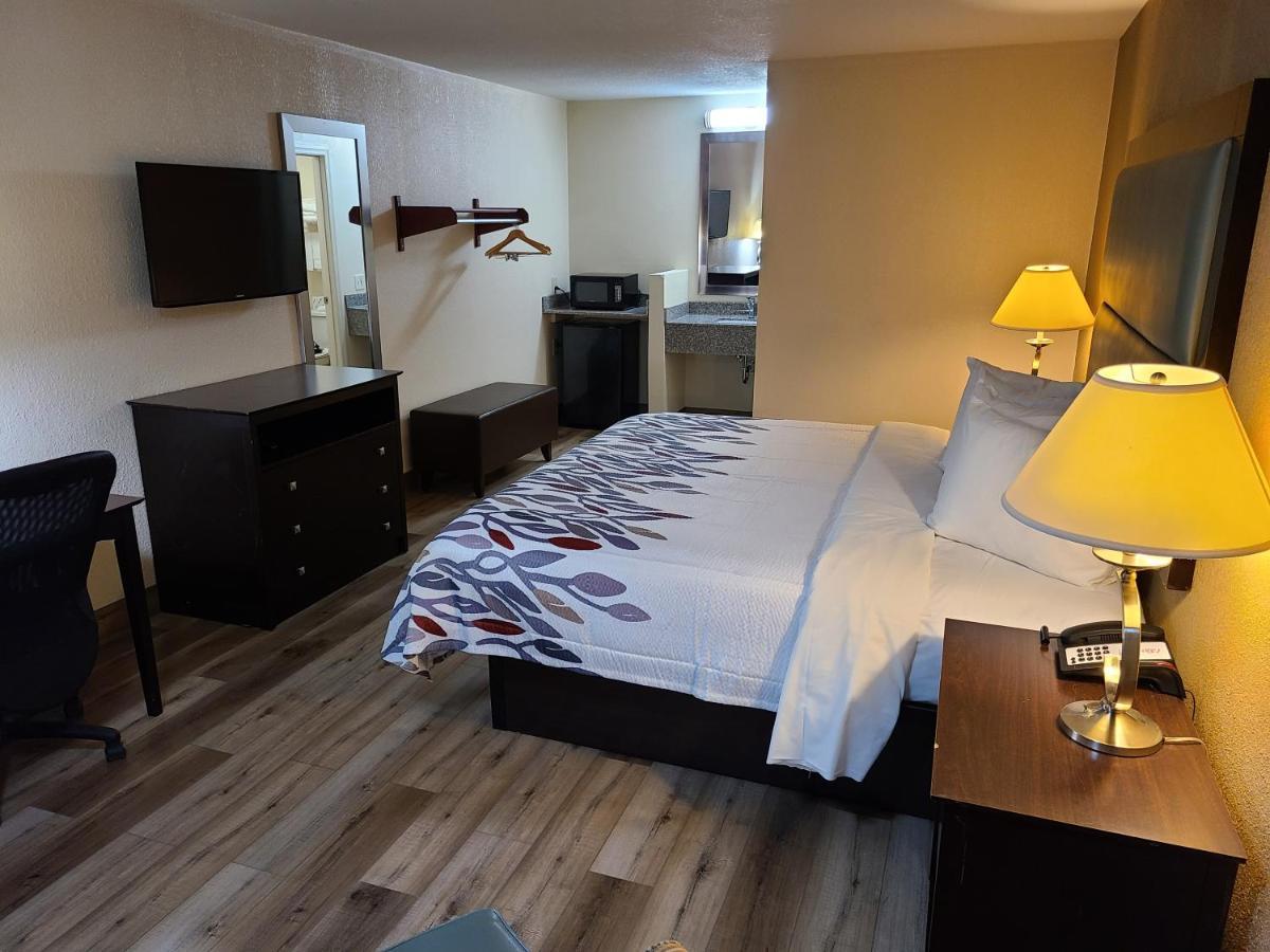 Red Roof Inn Стонтон Экстерьер фото