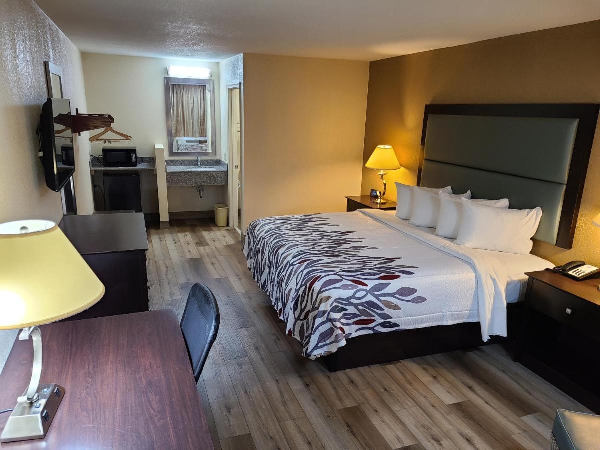 Red Roof Inn Стонтон Экстерьер фото