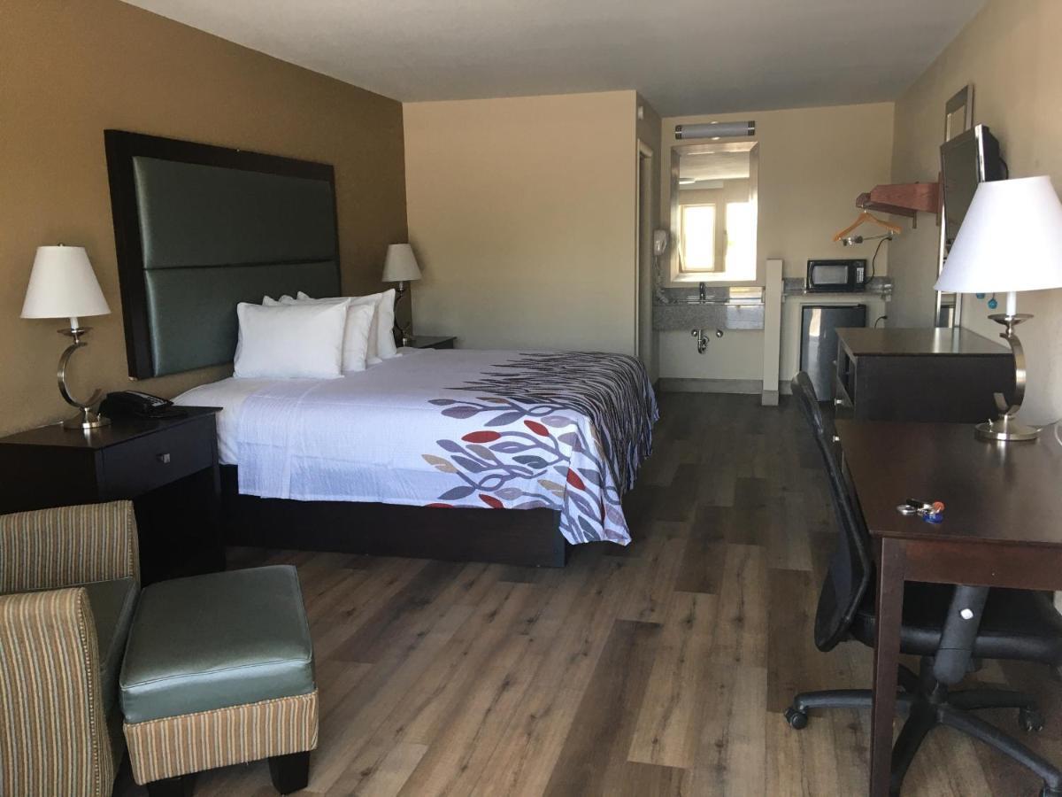 Red Roof Inn Стонтон Экстерьер фото
