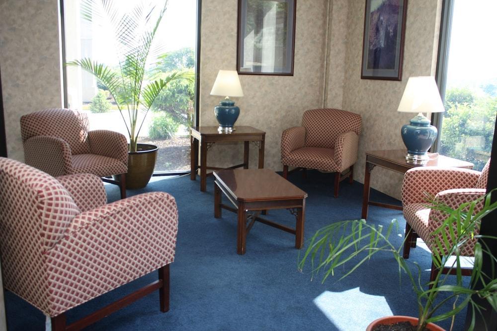 Red Roof Inn Стонтон Экстерьер фото