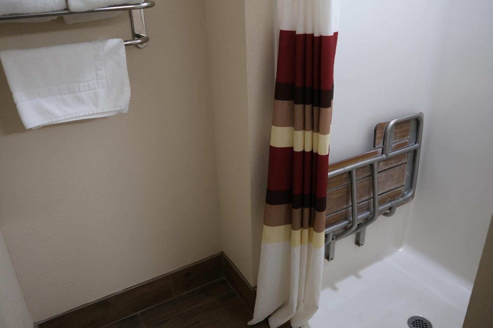 Red Roof Inn Стонтон Экстерьер фото