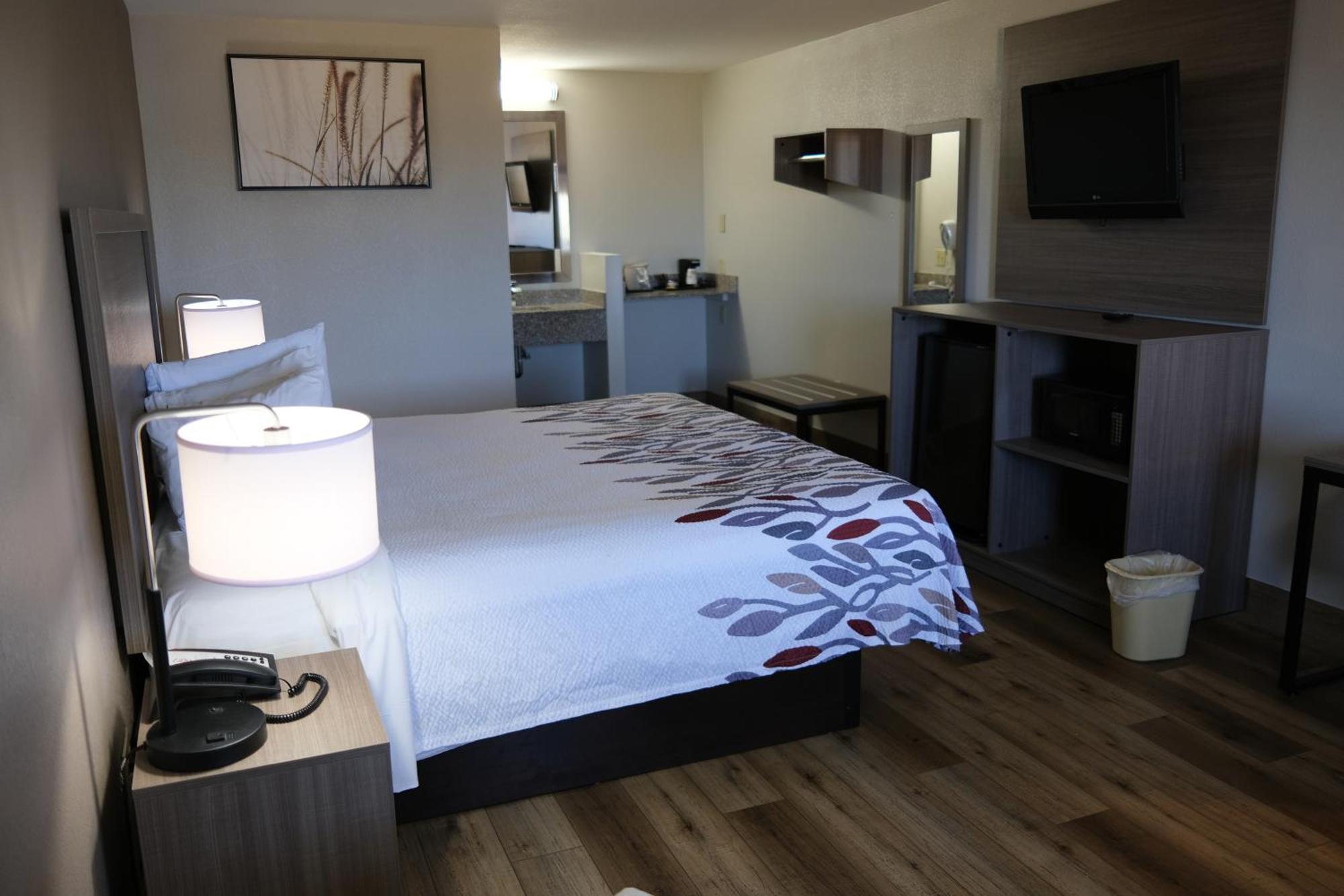 Red Roof Inn Стонтон Экстерьер фото