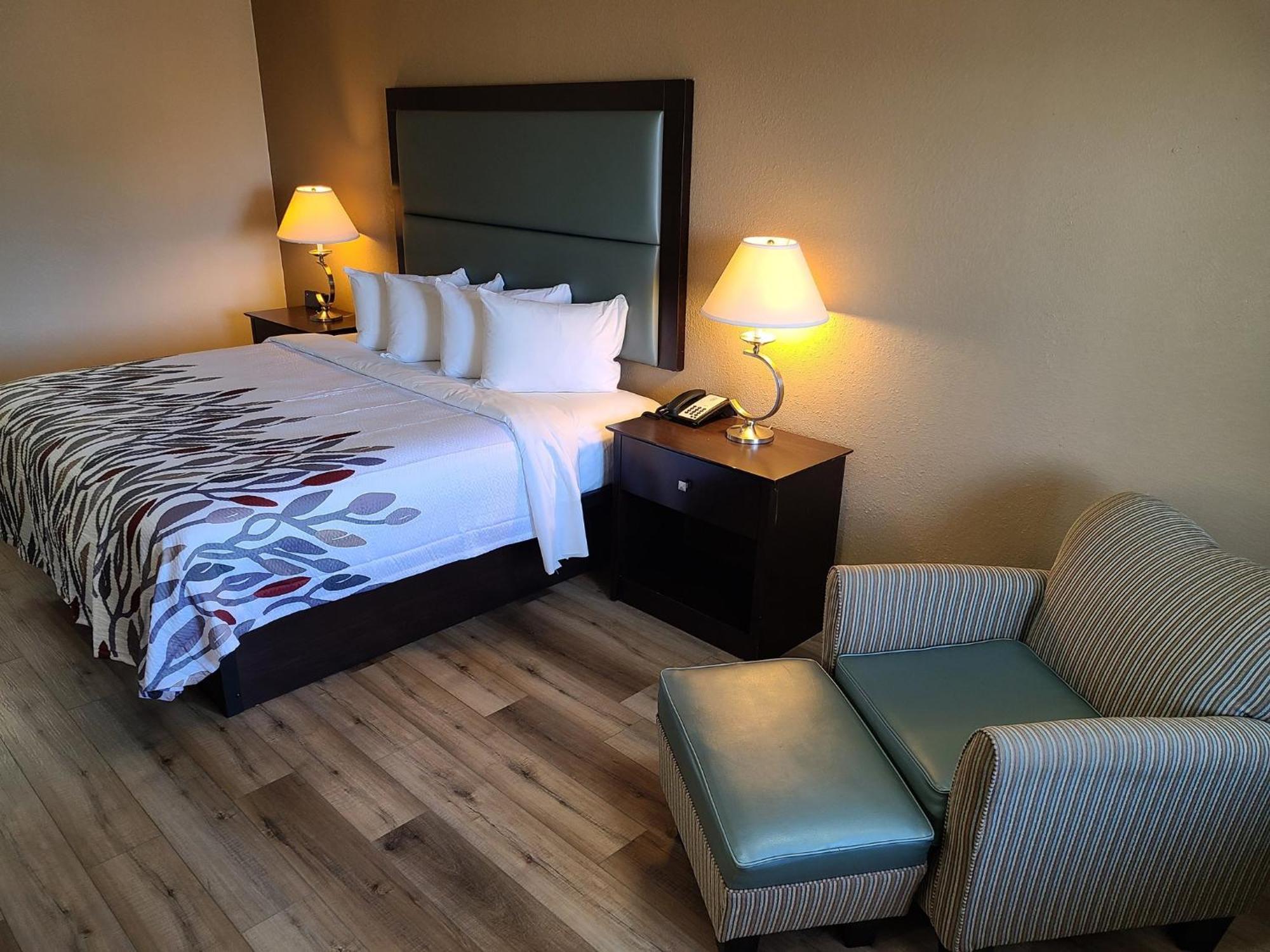 Red Roof Inn Стонтон Экстерьер фото