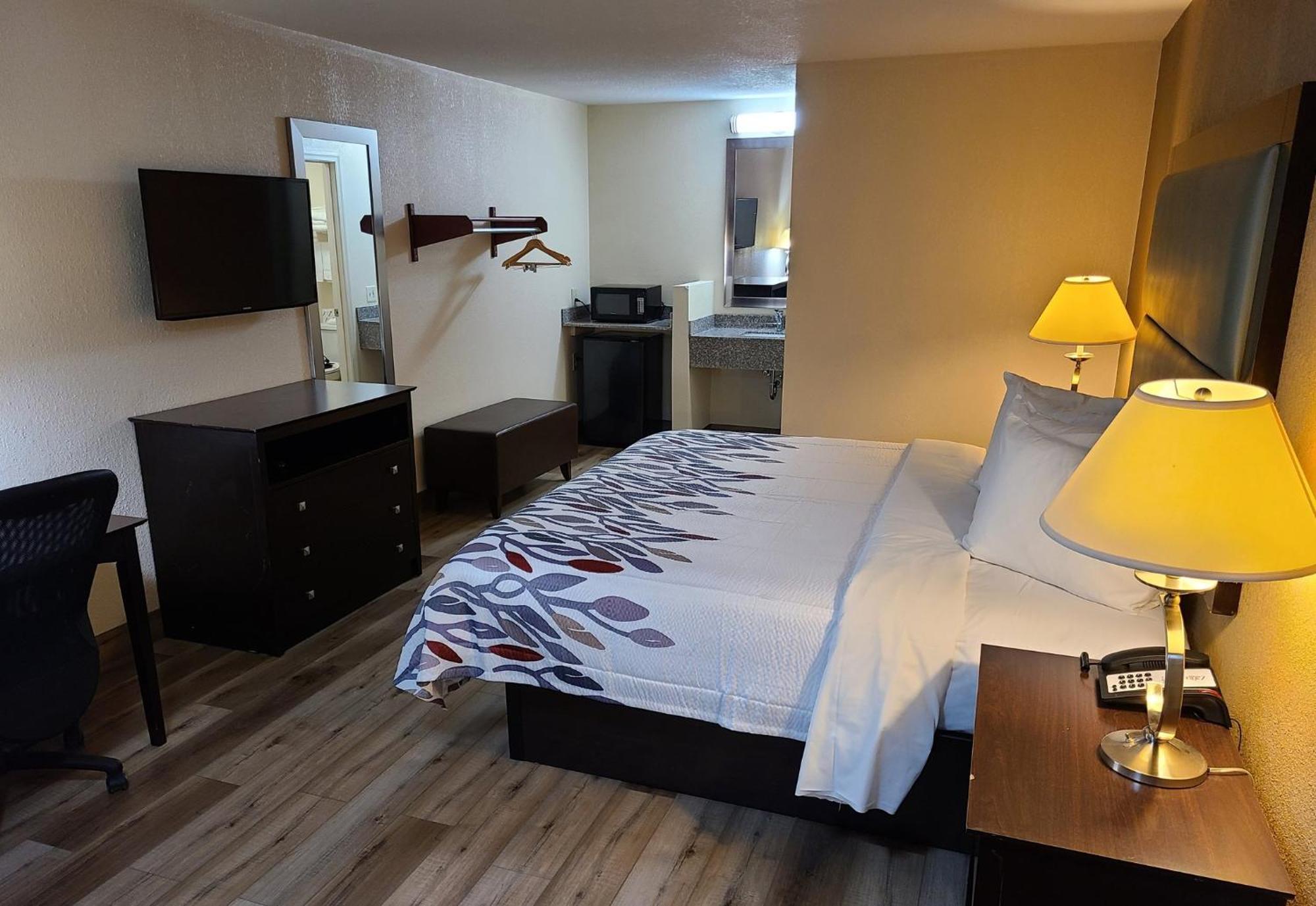 Red Roof Inn Стонтон Экстерьер фото
